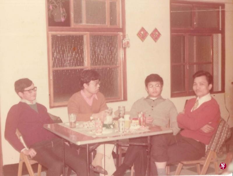 ←(左起)陈慧桦、李有成、杨牧与罗门合影于1977年左右。(作者提供) ←(左起)陈慧桦、李有成、杨牧与罗门合影于1977年左右。(作者提供)