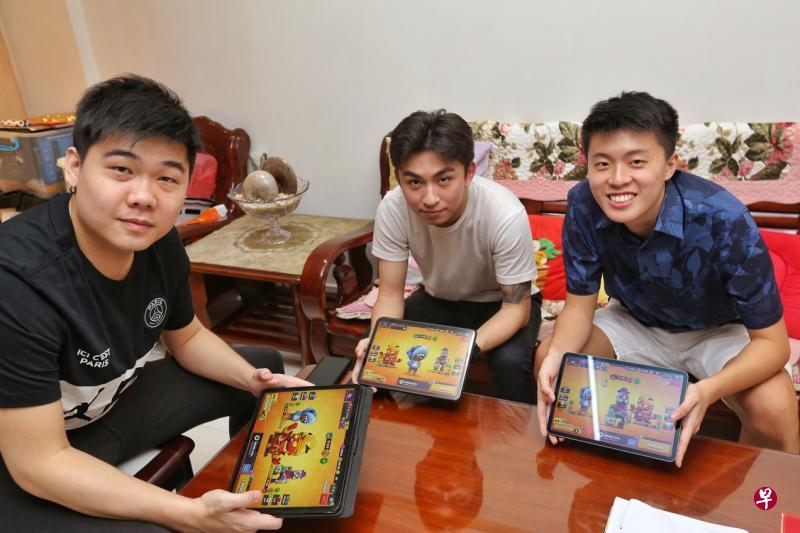 (左起)黄靖与队员许炎盛、杨启豪提醒想投身电子竞技行列的年轻人下了决心就要全力以赴。 (左起)黄靖与队员许炎盛、杨启豪提醒想投身电子竞技行列的年轻人下了决心就要全力以赴。