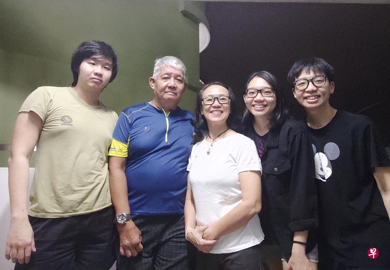 潘洪量( 右一) 和姐姐( 右二) 在外婆离世后决定成为护士。左起: 潘洪量的哥哥、父亲和母亲。( 卫生部控股提供) 潘洪量( 右一) 和姐姐( 右二) 在外婆离世后决定成为护士。左起: 潘洪量的哥哥、父亲和母亲。( 卫生部控股提供)