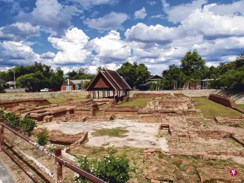 魏功甘遗址,很多只剩下一堆砖墙基座。 魏功甘遗址,很多只剩下一堆砖墙基座。