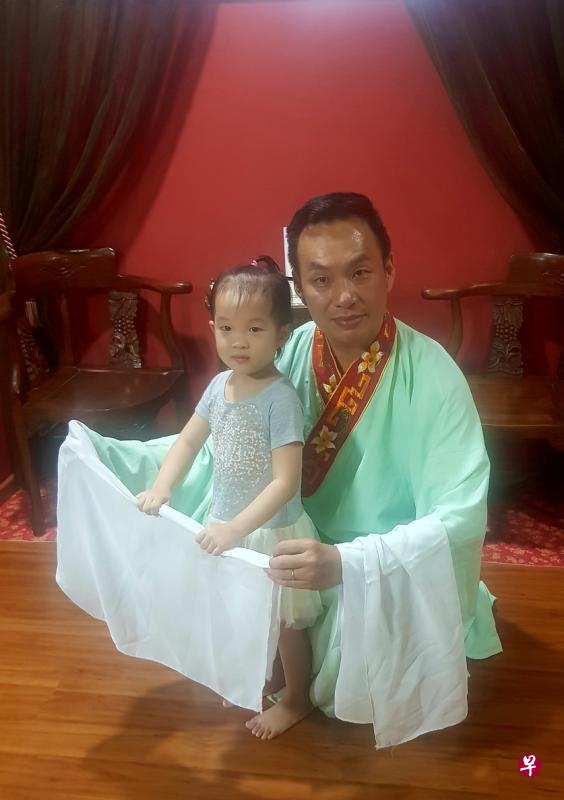 阻断措施期间,作者让幼女接触潮剧艺术,学习戏曲的基本功。(作者提供) 阻断措施期间,作者让幼女接触潮剧艺术,学习戏曲的基本功。(作者提供)