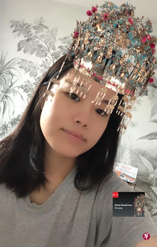 “ACM IG Filters”让公众借助增强实境滤镜,“穿戴”亚洲文明博物馆内珍藏的古董服装和饰品。图中的头饰为马来西亚槟城土生华人新娘早期所戴的头饰。(GOWAAA提供) “ACM IG Filters”让公众借助增强实境滤镜,“穿戴”亚洲文明博物馆内珍藏的古董服装和饰品。图中的头饰为马来西亚槟城土生华人新娘早期所戴的头饰。(GOWAAA提供)