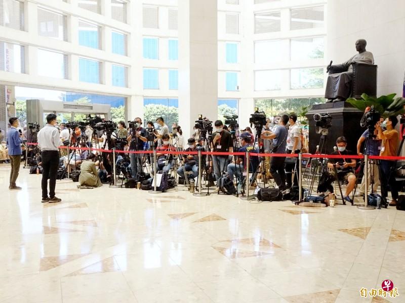 台北荣民总医院昨天坦承李登辉的身体状况不理想。图为大批记者在荣总大厅等待消息。(自由时报) 台北荣民总医院昨天坦承李登辉的身体状况不理想。图为大批记者在荣总大厅等待消息。(自由时报)
