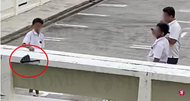 三名穿着校服的少年在大巴窑一多层停车场顶楼玩闹,其中一名少年还“顺手”把小铁杵推下楼。(Stomp) 三名穿着校服的少年在大巴窑一多层停车场顶楼玩闹,其中一名少年还“顺手”把小铁杵推下楼。(Stomp)