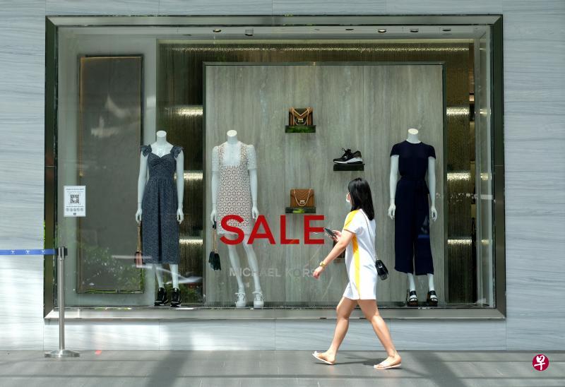 乌节路上处处可见“折扣50%”“Sale”等字眼。（龙国雄摄）