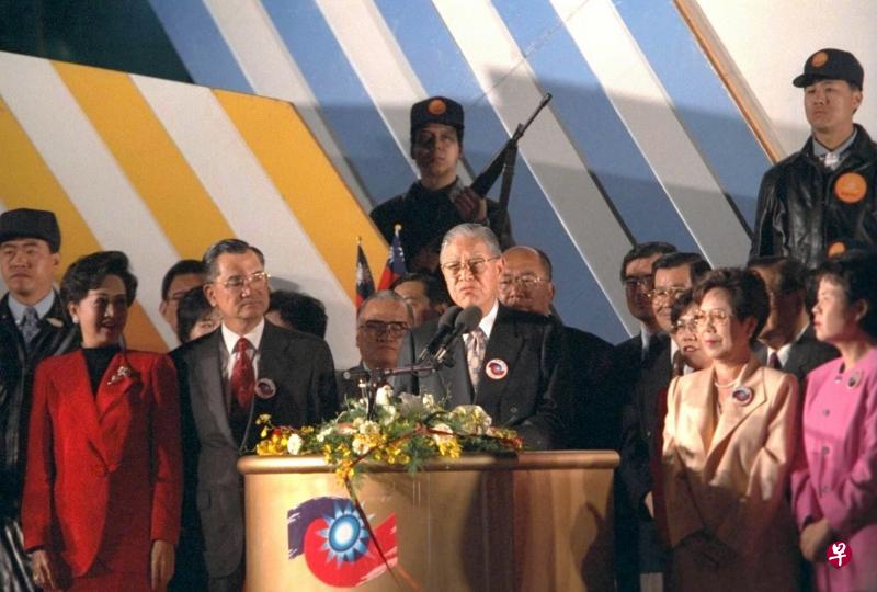李登辉(中)和连战(左二)在1996年的台湾总统大选中,以高票击败其他三组对手,成为台湾首位民选总统、副总统。图为李登辉胜选后在讲台上发表讲话。左四为李登辉夫人曾文惠 ,左一是连战夫人连方瑀 。(档案照片) 李登辉(中)和连战(左二)在1996年的台湾总统大选中,以高票击败其他三组对手,成为台湾首位民选总统、副总统。图为李登辉胜选后在讲台上发表讲话。左四为李登辉夫人曾文惠 ,左一是连战夫人连方瑀 。(档案照片)