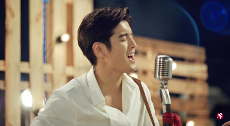 向洋演唱今年国庆庆典主题曲《活出精彩》。(2020年国庆庆典筹委会提供) 向洋演唱今年国庆庆典主题曲《活出精彩》。(2020年国庆庆典筹委会提供)