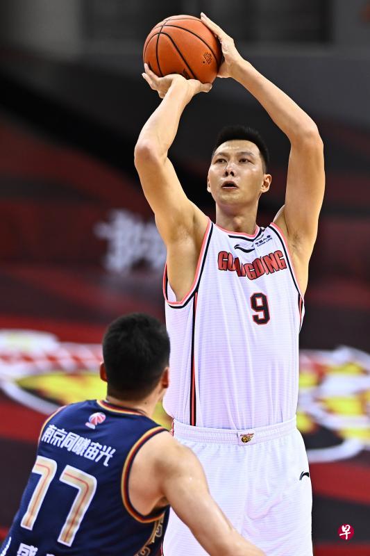 易建联在中国国内赛事统治力依旧。(新华社) 易建联在中国国内赛事统治力依旧。(新华社)