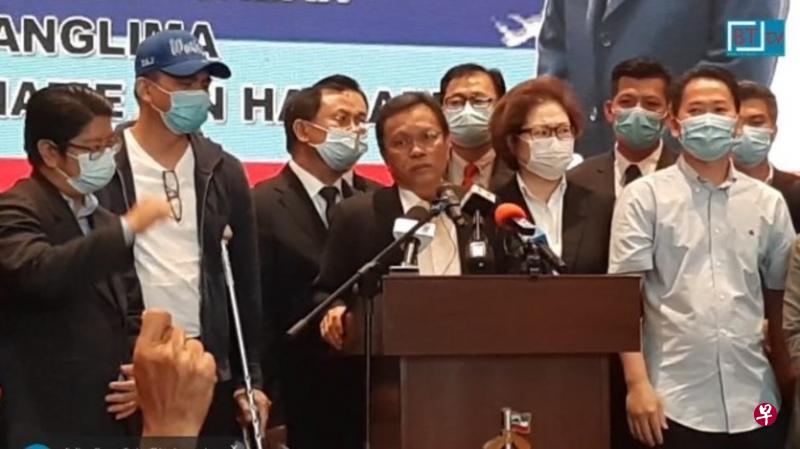 沙巴首长沙菲益(中)昨天召开记者会,表示自己仍是首长,有权要求州元首解散州议会,让沙巴人民决定该由谁执政。(沙巴BTTV电视截图) 沙巴首长沙菲益(中)昨天召开记者会,表示自己仍是首长,有权要求州元首解散州议会,让沙巴人民决定该由谁执政。(沙巴BTTV电视截图)