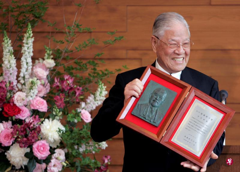 李登辉曾于2007年6月1日在日本东京领取第一届后藤新平奖。该奖项主要是表扬对日本国内外发展有所贡献的人。(路透社) 李登辉曾于2007年6月1日在日本东京领取第一届后藤新平奖。该奖项主要是表扬对日本国内外发展有所贡献的人。(路透社)