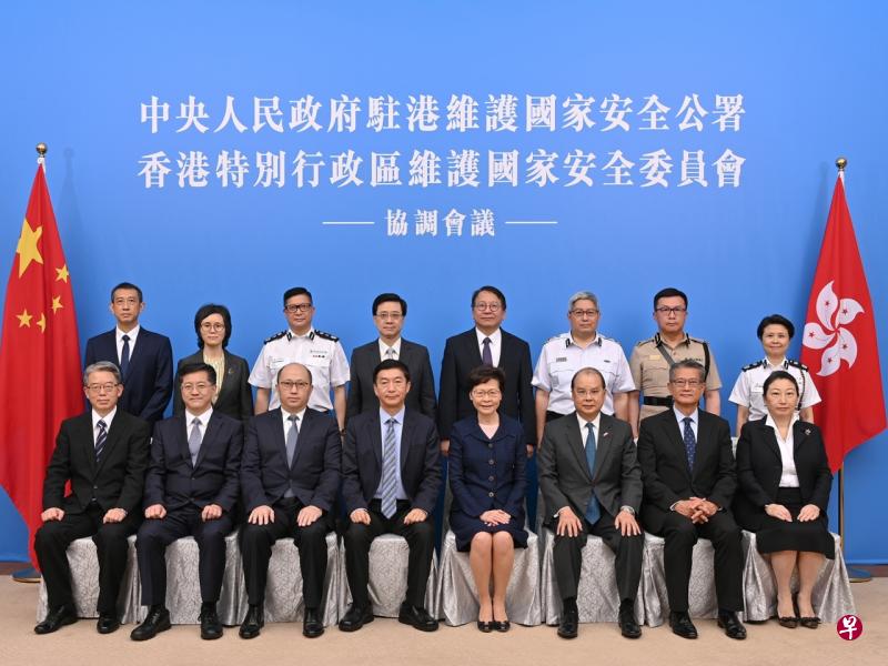 中国驻港国安公署与香港国安委的成员们31日在举行协调会议前合照。第一排为林郑月娥（右四）、骆惠宁（左四）、郑雁雄（左三）、李江舟（左二） 、孙青野（左一）、香港政务司长张建宗（右三）、财政司司长陈茂波（右二）和律政司司长郑若骅资深大律师（右一）。第二排（右起）为警务处副处长（国家安全）刘赐蕙、海关关长邓以海、入境事务处处长区嘉宏、行政长官办公室主任陈国基、保安局局长李家超、警务处处长邓炳强和驻港国安公署两名代表。（香港政府新闻处）
