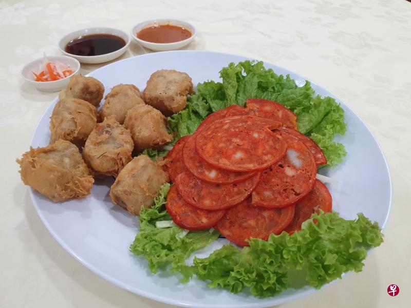 →功夫菜五香粉蹄把猪手的肉和骨取出,再把碎肉塞回猪手捆绑蒸熟,冷却再切片,常与虾枣拼成受欢迎的前菜。 →功夫菜五香粉蹄把猪手的肉和骨取出,再把碎肉塞回猪手捆绑蒸熟,冷却再切片,常与虾枣拼成受欢迎的前菜。