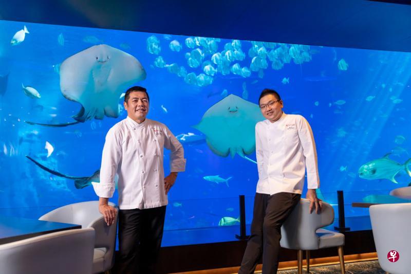 ←海之味水族餐馆主厨黄凯翔(右)与森餐馆主厨朱铭隆推出四手联弹菜单,让人品尝摩登亚洲口味。(圣淘沙名胜世界提供) ←海之味水族餐馆主厨黄凯翔(右)与森餐馆主厨朱铭隆推出四手联弹菜单,让人品尝摩登亚洲口味。(圣淘沙名胜世界提供)