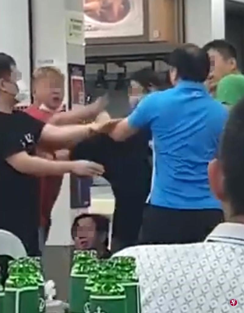 红衣男与蓝衣男发生冲突。(面簿视频截图) 红衣男与蓝衣男发生冲突。(面簿视频截图)