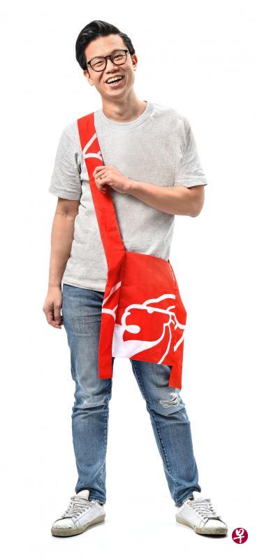 lampPost project的肩袋是在往年国庆布条旗帜的花纹图案基础上再设计,独一无二。 lampPost project的肩袋是在往年国庆布条旗帜的花纹图案基础上再设计,独一无二。