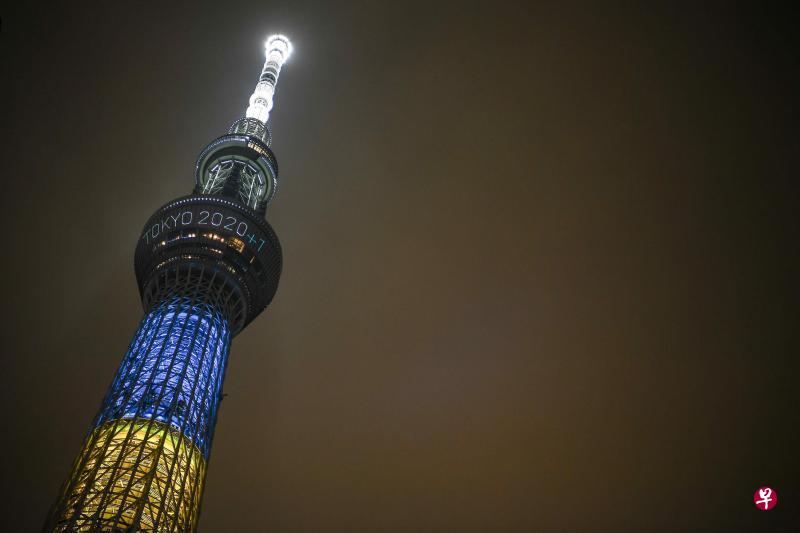 东京著名地标晴空塔上,东奥“2020+1”信息闪亮。(法新社) 东京著名地标晴空塔上,东奥“2020+1”信息闪亮。(法新社)