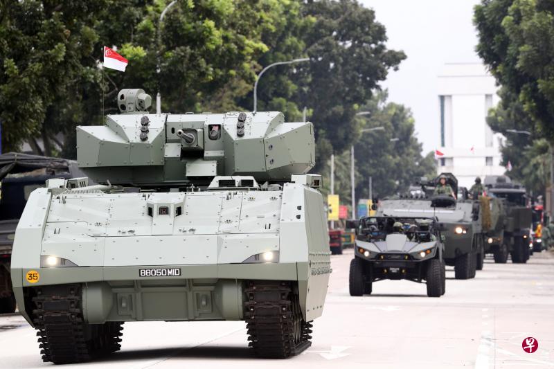 下周日就是国庆日,公众当天早上有机会从住家窗户,目睹“Hunter”装甲战车与机动队伍驶入邻里。图为机动队伍昨天在大士一带进行最后的彩排。(邝启聪摄) 下周日就是国庆日,公众当天早上有机会从住家窗户,目睹“Hunter”装甲战车与机动队伍驶入邻里。图为机动队伍昨天在大士一带进行最后的彩排。(邝启聪摄)