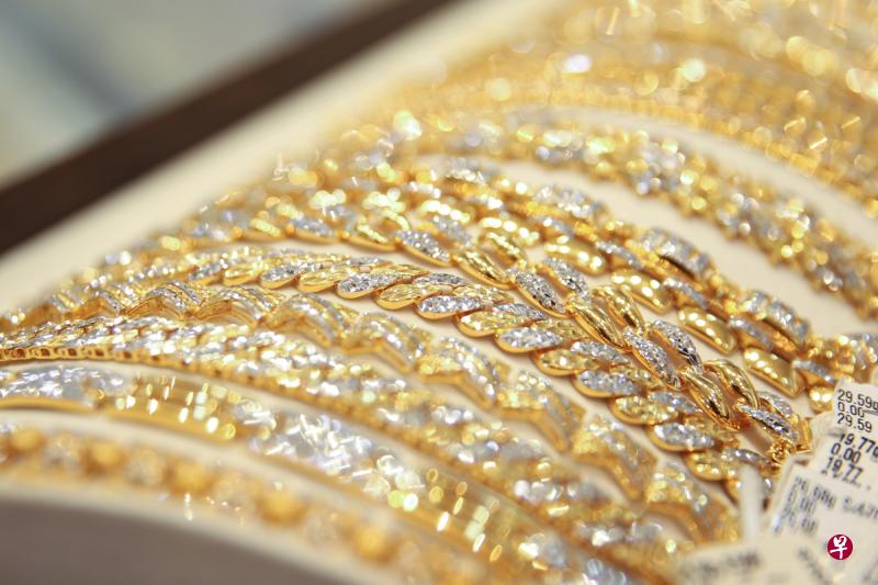 国际黄金价格创历史新高,前往本地金铺和当店的民众比之前增加多达两三成,有人趁高价脱售金饰来套现周转,也有人将金饰赎回再典当以赚取差额。(档案照片) 国际黄金价格创历史新高,前往本地金铺和当店的民众比之前增加多达两三成,有人趁高价脱售金饰来套现周转,也有人将金饰赎回再典当以赚取差额。(档案照片)