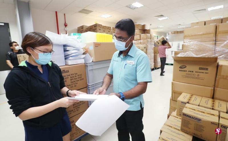 国大医院物资管理部门仓库主管瓦哈卜(右)在点算医疗物资后,交由高级执行助理林春彬(左)根据病房和诊所的供需进行分发。(陈来福摄) 国大医院物资管理部门仓库主管瓦哈卜(右)在点算医疗物资后,交由高级执行助理林春彬(左)根据病房和诊所的供需进行分发。(陈来福摄)