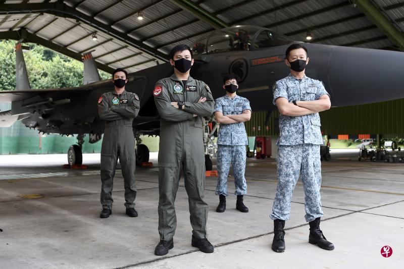 今年国庆日,六架F-15SG战机将绕岛四圈,将“团结之吼”带入邻里。左起是武器系统军官翁焌朝上尉、战斗机飞行员蔡业鹏中尉、空战军官(航空中通管制)王竟兴上尉以及空军参与副主席兼飞行表演指挥陈文锋中校。(谢智扬摄) 今年国庆日,六架F-15SG战机将绕岛四圈,将“团结之吼”带入邻里。左起是武器系统军官翁焌朝上尉、战斗机飞行员蔡业鹏中尉、空战军官(航空中通管制)王竟兴上尉以及空军参与副主席兼飞行表演指挥陈文锋中校。(谢智扬摄)