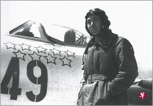 中国空军“一级战斗英雄”王海与他驾驶的战机合影。(互联网) 中国空军“一级战斗英雄”王海与他驾驶的战机合影。(互联网)