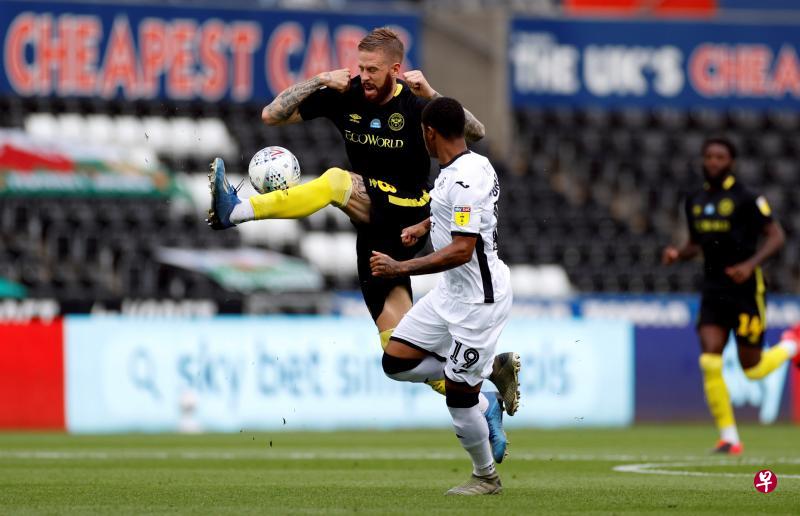 队长延森(左)相信,布伦特福德绝对可以击败富勒姆,不会前功尽弃。(路透社) 队长延森(左)相信,布伦特福德绝对可以击败富勒姆,不会前功尽弃。(路透社)