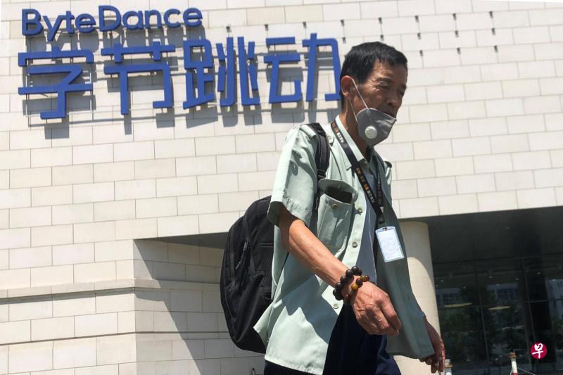 作为中国科技企业字节跳动旗下的抖音海外版,TikTok要摆脱“中国基因”并不容易。(路透社) 作为中国科技企业字节跳动旗下的抖音海外版,TikTok要摆脱“中国基因”并不容易。(路透社)