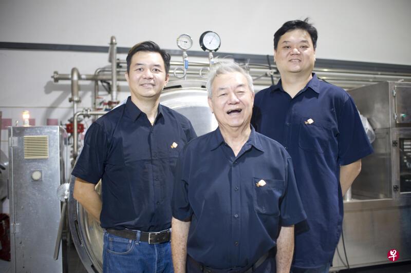 陈顺美食品工业现任掌门人之一的陈鸿耀(右)和陈鸿儒(左)至今一直谨遵父亲陈顺财(中)的教诲,即要积极探索机遇,“不要等水流到家门口,那时就太迟了”。(受访者提供) 陈顺美食品工业现任掌门人之一的陈鸿耀(右)和陈鸿儒(左)至今一直谨遵父亲陈顺财(中)的教诲,即要积极探索机遇,“不要等水流到家门口,那时就太迟了”。(受访者提供)