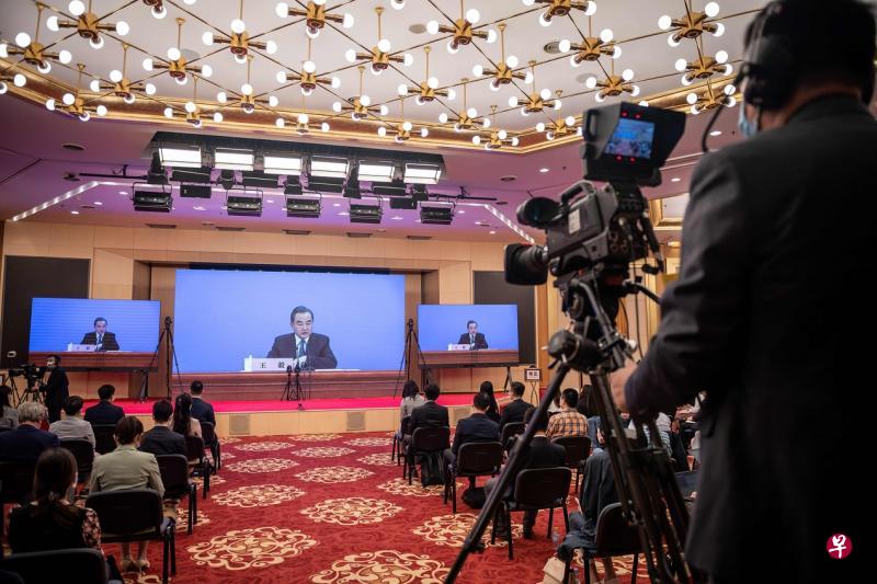 随着数十名中国驻美记者的签证即将到期又未明确获准延期,中美相互驱赶记者的角力有可能再次上演。这是今年5月底,中国全国两会期间举行的外长记者会。(法新社) 随着数十名中国驻美记者的签证即将到期又未明确获准延期,中美相互驱赶记者的角力有可能再次上演。这是今年5月底,中国全国两会期间举行的外长记者会。(法新社)