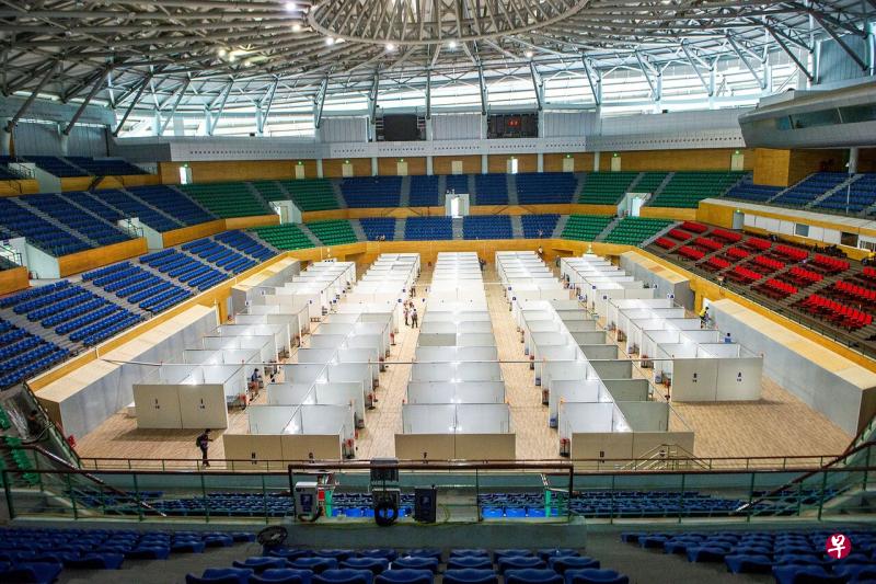 越南岘港天山体育官(Tien Son Sports Palace)改造的医院即将完成。这个拥有1000张病床的“野战医院”料将缓解岘港医院目前接受病人的压力。(路透社) 越南岘港天山体育官(Tien Son Sports Palace)改造的医院即将完成。这个拥有1000张病床的“野战医院”料将缓解岘港医院目前接受病人的压力。(路透社)