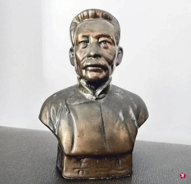 作者买《鲁迅三十年集》,书局附送铜制鲁迅半身雕像。 作者买《鲁迅三十年集》,书局附送铜制鲁迅半身雕像。