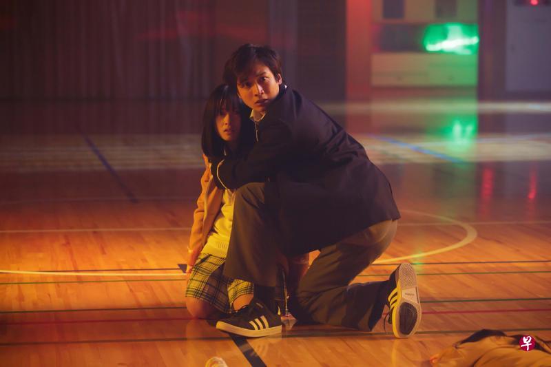 桥本环奈(左)和小关裕太在《催命信号》饰演苦命鸳鸯。 桥本环奈(左)和小关裕太在《催命信号》饰演苦命鸳鸯。