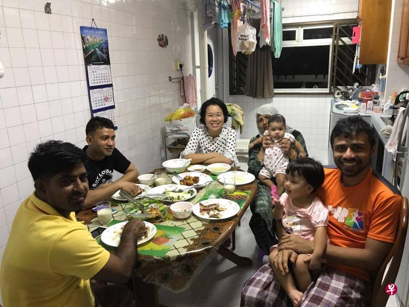 法立医生(右一)两年多前开始安排客工到本地人家中用餐,希望国人能通过较自在的方式多认识客工,打破隔阂。(外籍劳工中心提供) 法立医生(右一)两年多前开始安排客工到本地人家中用餐,希望国人能通过较自在的方式多认识客工,打破隔阂。(外籍劳工中心提供)