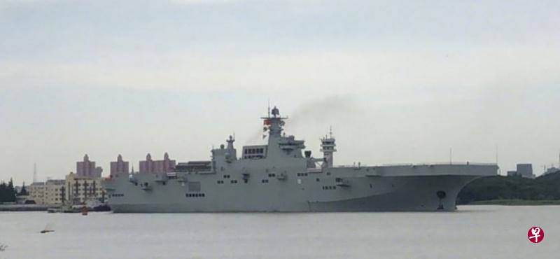 中国075型两栖攻击舰首舰,前天沿黄浦江进入东海水域进行首次海试。(互联网) 中国075型两栖攻击舰首舰,前天沿黄浦江进入东海水域进行首次海试。(互联网)