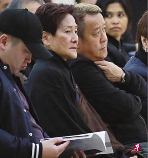 2017年2月,香港资深艺人鲁芬去世,曾志伟(右一)和朱锡珍一同出席葬礼,这也是近几年来,两人罕见的一次公开合影。(互联网) 2017年2月,香港资深艺人鲁芬去世,曾志伟(右一)和朱锡珍一同出席葬礼,这也是近几年来,两人罕见的一次公开合影。(互联网)