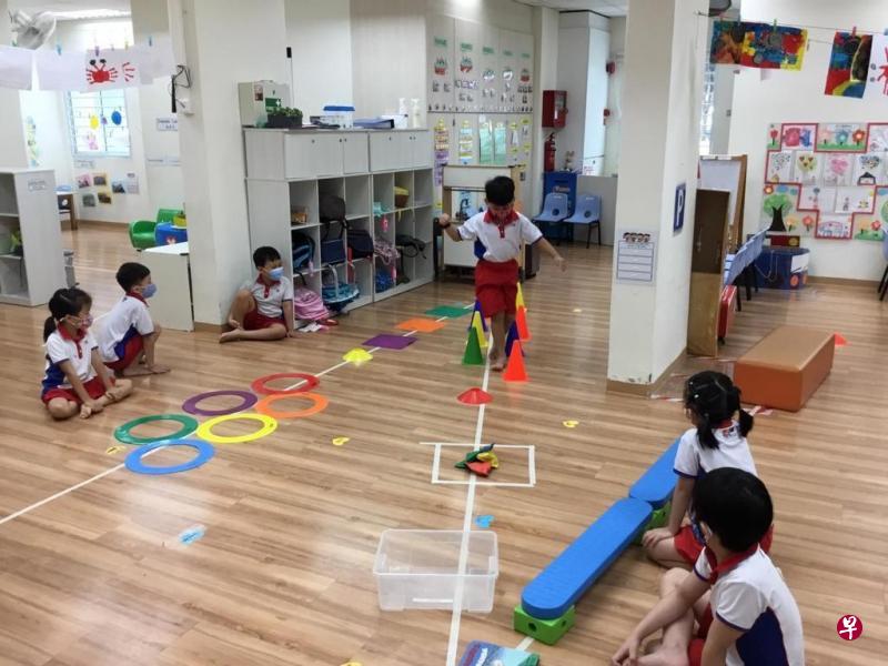 来自全国250所学前教育中心的超过2万5000名儿童昨早一同参与最后回合的障碍赛,通过特别设计的环节锻炼基本的行动能力,也培养克服困难所需的坚韧与决心。(新加坡体育理事会提供) 来自全国250所学前教育中心的超过2万5000名儿童昨早一同参与最后回合的障碍赛,通过特别设计的环节锻炼基本的行动能力,也培养克服困难所需的坚韧与决心。(新加坡体育理事会提供)