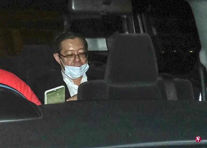民行党秘书长林冠英昨晚乘车前往布城反贪会总部录供后被捕。反贪会今天起将分三天在两个法庭,就槟城海底隧道等案件提控林冠英。(东方日报) 民行党秘书长林冠英昨晚乘车前往布城反贪会总部录供后被捕。反贪会今天起将分三天在两个法庭,就槟城海底隧道等案件提控林冠英。(东方日报)