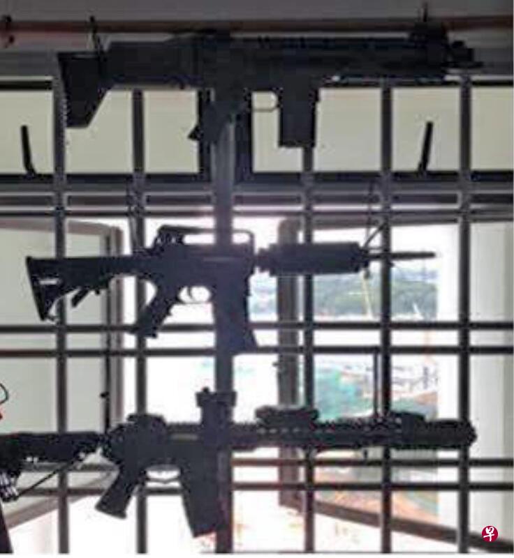 警方在男子位于沈氏坊的单位内起获158支软气枪和一支仿真模型枪。(警察部队提供) 警方在男子位于沈氏坊的单位内起获158支软气枪和一支仿真模型枪。(警察部队提供)