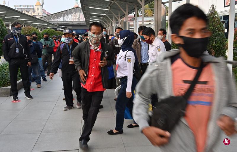 印尼首都雅加达37个办公室的员工确诊染冠病,形成感染群,雅加达人力和移民局周五(7日)下令关闭这些办公室。(法新社) 印尼首都雅加达37个办公室的员工确诊染冠病,形成感染群,雅加达人力和移民局周五(7日)下令关闭这些办公室。(法新社)