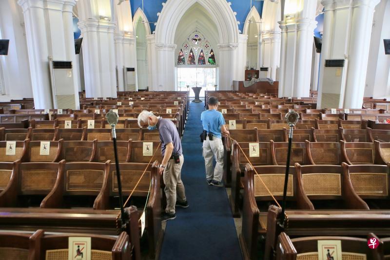 圣安德烈座堂将从本月23日起让100名信徒入场出席崇拜活动,座堂将把人潮分成各50人,两区之间隔着五排空置的座位,并利用绳索清楚划分。(严宣融摄) 圣安德烈座堂将从本月23日起让100名信徒入场出席崇拜活动,座堂将把人潮分成各50人,两区之间隔着五排空置的座位,并利用绳索清楚划分。(严宣融摄)