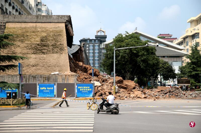 西安市明秦王府城墙今天上午出现坍塌,造成四人轻伤。图为坍塌事故现场。(中新社) 西安市明秦王府城墙今天上午出现坍塌,造成四人轻伤。图为坍塌事故现场。(中新社)