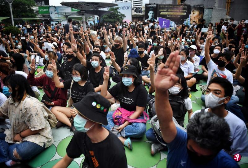 超过1000名反政府示威者聚集在曼谷市中心示威抗议。(法新社) 超过1000名反政府示威者聚集在曼谷市中心示威抗议。(法新社)