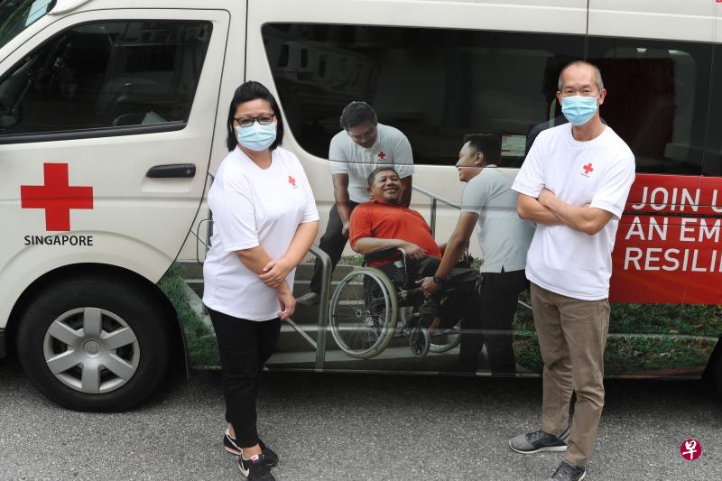 范胜标(右)和陈燕如都在去年加入新加坡红十字会医疗陪护和护送服务,成为活跃义工。他们如今每月会陪同超过10名年长者去医院看病。(饶进礼摄) 范胜标(右)和陈燕如都在去年加入新加坡红十字会医疗陪护和护送服务,成为活跃义工。他们如今每月会陪同超过10名年长者去医院看病。(饶进礼摄)