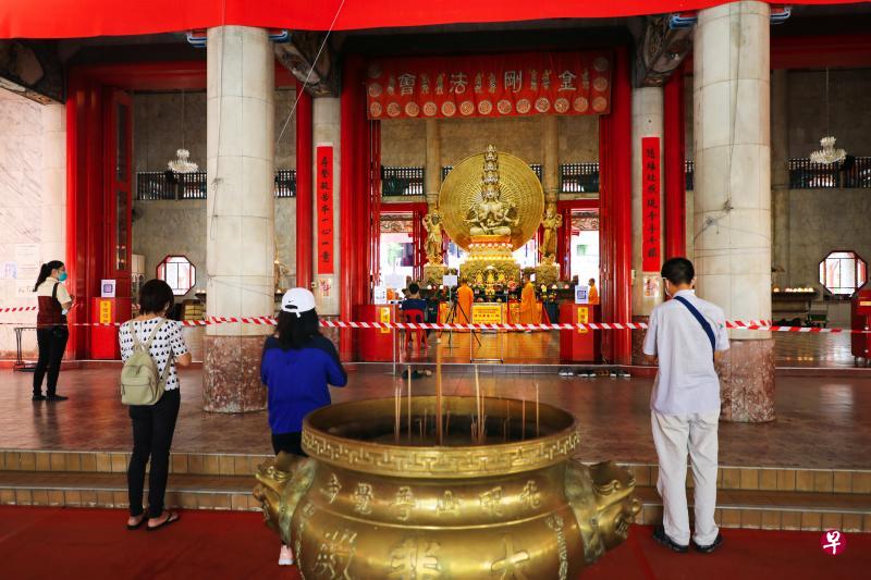 光明山普觉禅寺昨天闭门举行大悲忏法会,有信众刚好预约到上午时段入寺,在大悲殿外参拜。(林国明摄) 光明山普觉禅寺昨天闭门举行大悲忏法会,有信众刚好预约到上午时段入寺,在大悲殿外参拜。(林国明摄)
