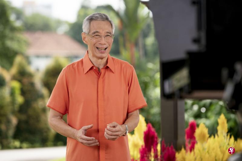 李显龙总理今（8月9日）早10时透过电视、电台和网络发表预先录制的英语国庆献词。他在献词中呼吁全民保持团结坚韧，我国必能克服眼前的冠病危机，共创辉煌。（通讯及新闻部提供） 