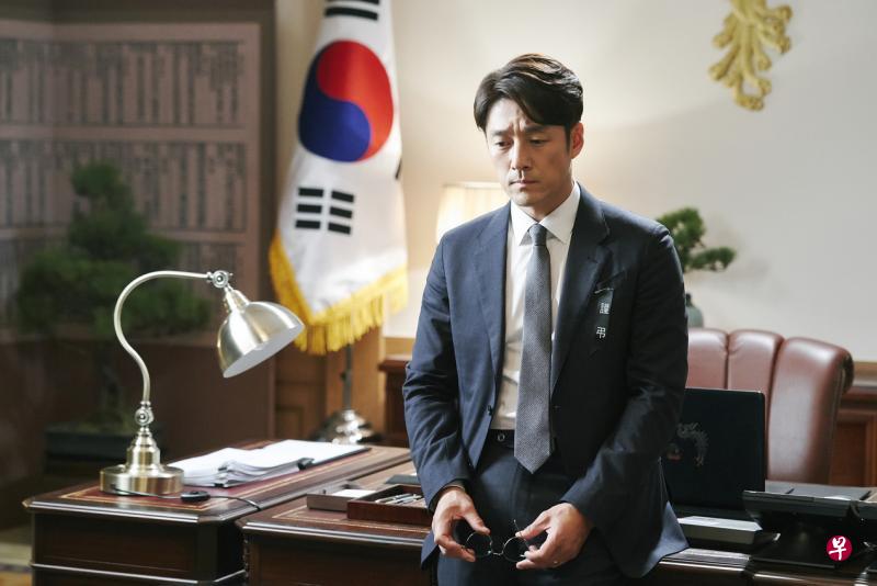 池政熙在韩剧《60天,指定幸存者》饰演代理总统,好人要改变政治的游戏规则。(互联网) 池政熙在韩剧《60天,指定幸存者》饰演代理总统,好人要改变政治的游戏规则。(互联网)