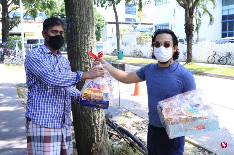 今年因疫情无法与客工聚餐庆祝国庆的牧师林佳恩(右),昨天到客工宿舍派送爱心礼包。(受访者提供) 今年因疫情无法与客工聚餐庆祝国庆的牧师林佳恩(右),昨天到客工宿舍派送爱心礼包。(受访者提供)