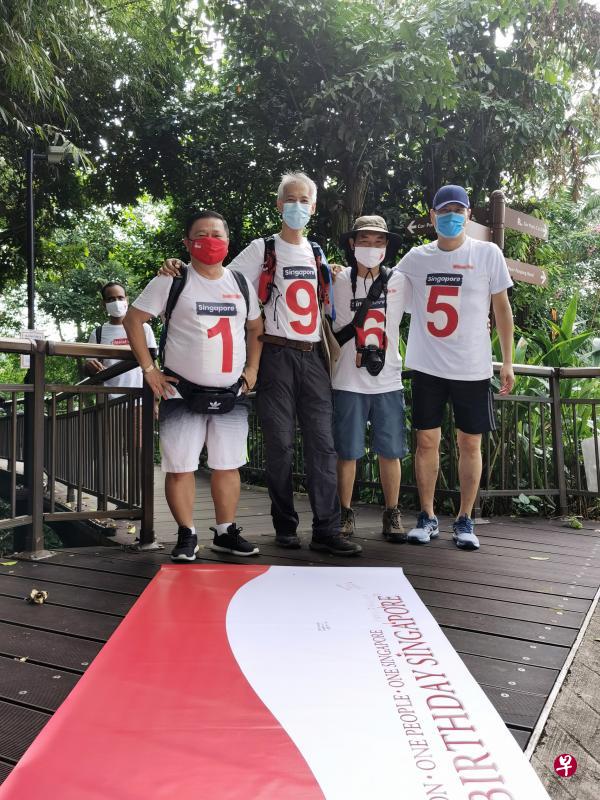 蔡易财(左一)和林家铭(左二)连同其他两名55岁的徒步爱好者,昨早身穿定制的T恤组成“1965”的字样,进行5.5公里徒步活动。(读者提供) 蔡易财(左一)和林家铭(左二)连同其他两名55岁的徒步爱好者,昨早身穿定制的T恤组成“1965”的字样,进行5.5公里徒步活动。(读者提供)