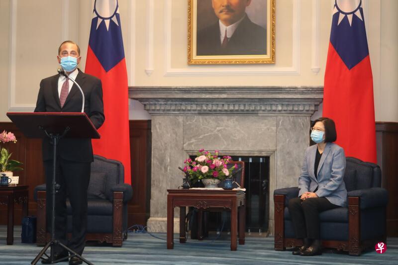 美国卫生与公共服务部长阿扎尔(左)今早与台湾总统蔡英文(右)会面。(法新社) 美国卫生与公共服务部长阿扎尔(左)今早与台湾总统蔡英文(右)会面。(法新社)