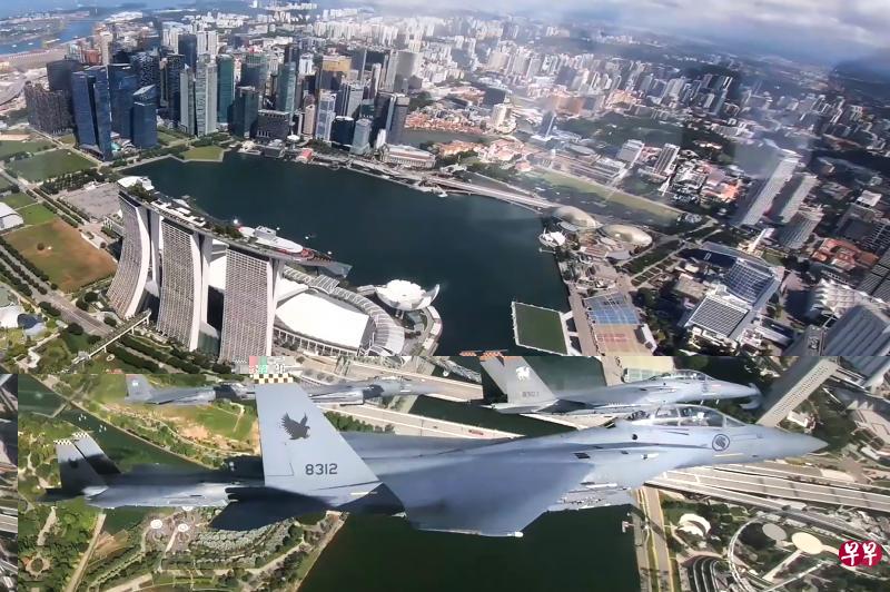 六架F-15SG战机绕岛四圈,除了市中心,它们也飞过八家医院上空,向医护人员和前线工作者致敬。(国防部提供) 六架F-15SG战机绕岛四圈,除了市中心,它们也飞过八家医院上空,向医护人员和前线工作者致敬。(国防部提供)